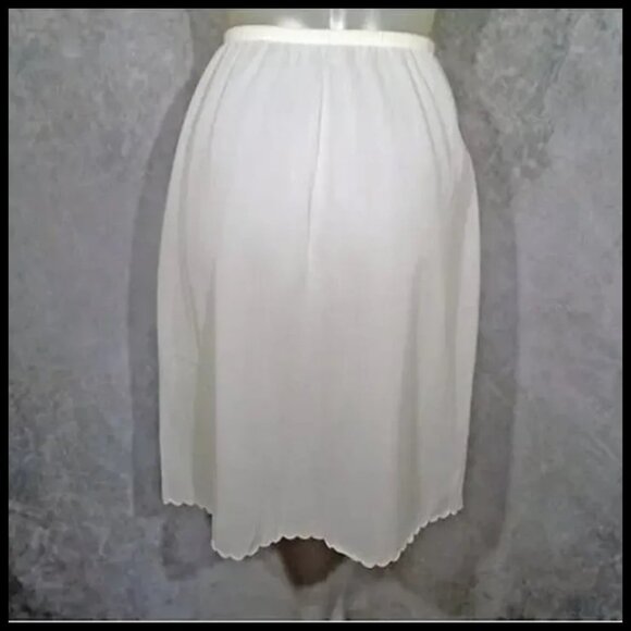 Vintage Half Slip Is Nylon Crepe with Pink Applique, Unused, NWOT Bali - Picture 3 of 12